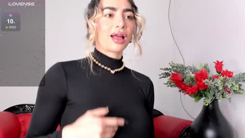 Snapshot of alissondomit chatting on 12-06-24, 01:00 Alisson Domit online show from 12-06-24, 01:00