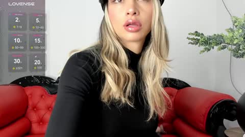 Snapshot of alissondomit chatting on 12-31-24, 01:52 Alisson Domit online show from 12-31-24, 01:52
