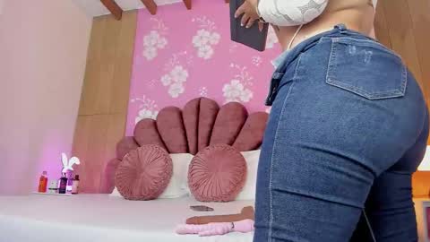 Snapshot of alissonpeach01 chatting on 10-16-25, 02:40 alissonpeach01 online show from 10-16-25, 02:40