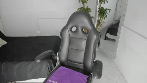 Snapshot of alix_18 chatting on 10-18-25, 11:33 alix_18 online show from 10-18-25, 11:33