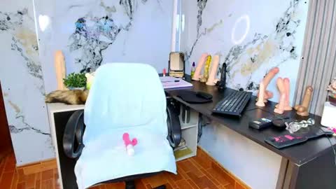Snapshot of alixlong chatting on 06-20-26, 01:30 Alix online show from 06-20-26, 01:30