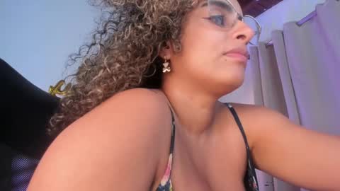 Snapshot of alizon_ chatting on 12-04-24, 01:03 Andrea online show from 12-04-24, 01:03
