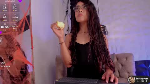 Snapshot of alizza_ chatting on 10-06-25, 11:40 alizza_ online show from 10-06-25, 11:40
