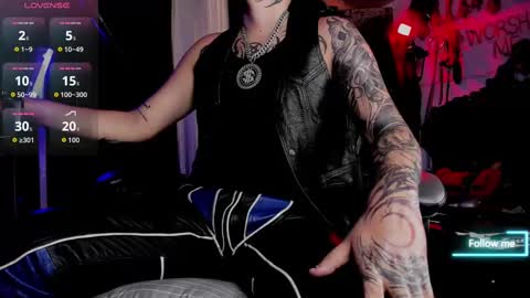 Snapshot of allanhurtss chatting on 10-14-25, 06:09 online show from 10-14-25, 06:09