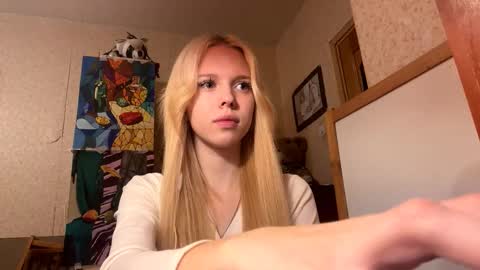 Lina online show from 10-27-25, 05:33