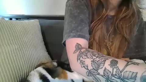Snapshot of alliebearx chatting on 04-27-26, 08:07 alliebearx online show from 04-27-26, 08:07