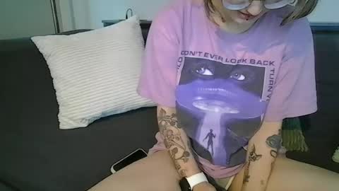 Snapshot of alliebearx chatting on 06-13-26, 03:26 alliebearx online show from 06-13-26, 03:26