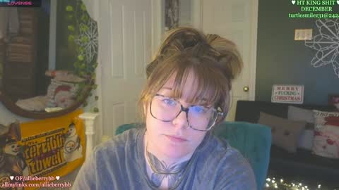 Snapshot of allieberrybb chatting on 12-12-24, 07:37  bb  online show from 12-12-24, 07:37
