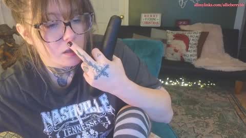 Snapshot of allieberrybb chatting on 12-17-24, 02:44  bb  online show from 12-17-24, 02:44