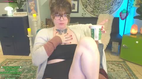 Snapshot of allieberrybb chatting on 12-30-24, 01:36  bb  online show from 12-30-24, 01:36