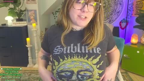 Snapshot of allieberrybb chatting on 12-31-24, 02:25  bb  online show from 12-31-24, 02:25