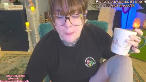 Snapshot of allieberrybb chatting on 01-01-25, 03:35  bb  online show from 01-01-25, 03:35