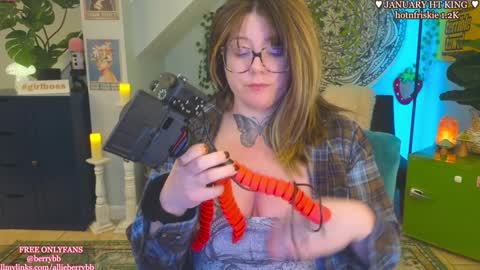 Snapshot of allieberrybb chatting on 01-14-25, 02:29  bb  online show from 01-14-25, 02:29