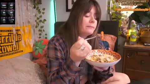 Snapshot of allieberrybb chatting on 09-11-25, 03:23  bb  online show from 09-11-25, 03:23