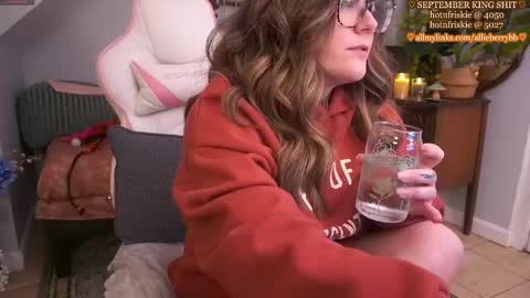 Snapshot of allieberrybb chatting on 09-20-25, 02:12  bb  online show from 09-20-25, 02:12