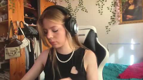 Snapshot of alliehulick chatting on 06-21-26, 03:03 Kara online show from 06-21-26, 03:03