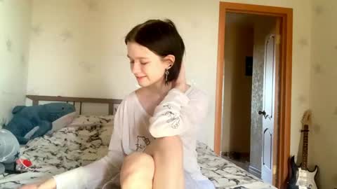 Snapshot of allisonbreese chatting on 05-19-26, 02:01 Viola online show from 05-19-26, 02:01