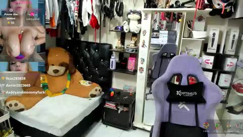 Snapshot of allsson_miller chatting on 01-14-26, 12:05 allsson_miller online show from 01-14-26, 12:05