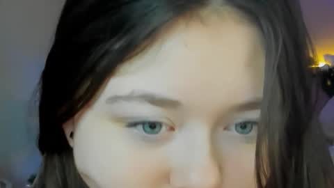 Snapshot of alluringeyess chatting on 12-17-25, 06:19 alluringeyess online show from 12-17-25, 06:19