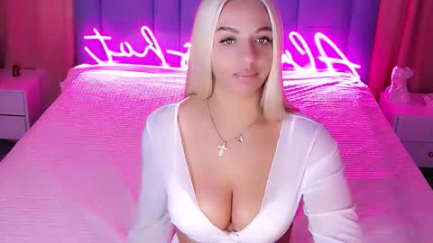 Snapshot of allwayshottt chatting on 09-12-25, 02:11 AlwaysHot online show from 09-12-25, 02:11