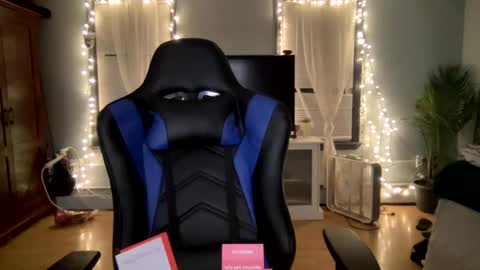 Snapshot of allyanalangel chatting on 02-15-25, 06:02 allyanalangel online show from 02-15-25, 06:02