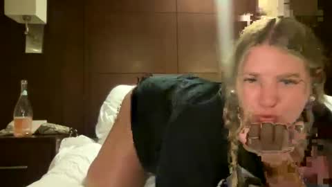 Snapshot of allyanalangel chatting on 09-21-25, 05:20 allyanalangel online show from 09-21-25, 05:20