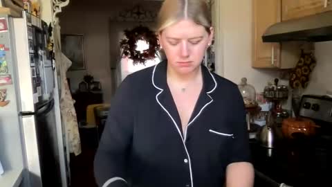 Snapshot of allyanalangel chatting on 10-28-25, 05:59 allyanalangel online show from 10-28-25, 05:59