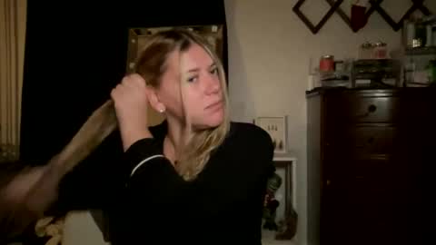 Snapshot of allyanalangel chatting on 11-19-25, 04:12 allyanalangel online show from 11-19-25, 04:12