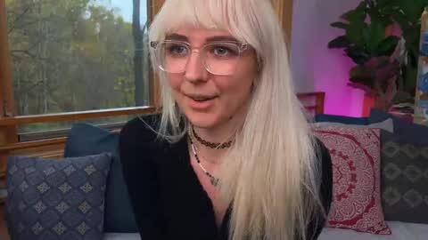 Snapshot of allyelliot chatting on 10-28-25, 08:55 Ally Elliot online show from 10-28-25, 08:55