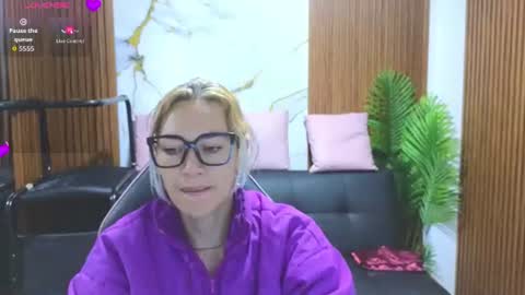 Snapshot of alonddra_tay chatting on 07-17-26, 11:39 alonddra_tay online show from 07-17-26, 11:39
