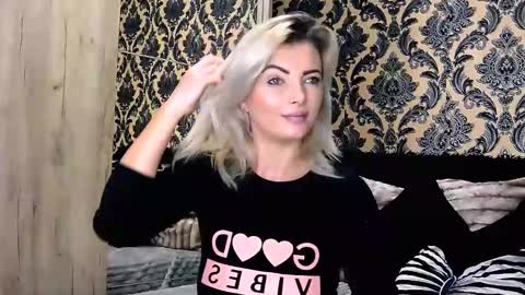 Snapshot of alyblonde chatting on 01-19-25, 11:45 aly online show from 01-19-25, 11:45