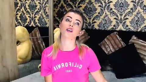 Snapshot of alyblonde chatting on 01-25-25, 09:47 aly online show from 01-25-25, 09:47