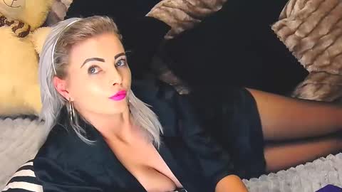 Snapshot of alyblonde chatting on 02-09-25, 02:07 aly online show from 02-09-25, 02:07