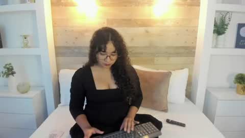 Snapshot of alysson_moon_ chatting on 07-31-26, 04:45 A L Y online show from 07-31-26, 04:45