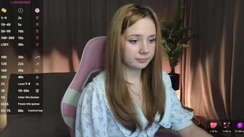 Snapshot of alyxkinski chatting on 04-06-26, 08:43 Alyx online show from 04-06-26, 08:43