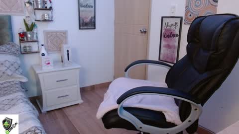 Snapshot of amalia_brunette chatting on 12-11-24, 02:30 AMALIA online show from 12-11-24, 02:30