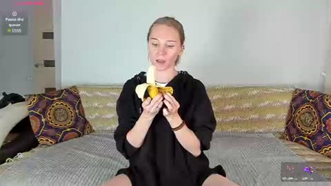Snapshot of amalia_mio chatting on 07-19-26, 09:02 Amalia online show from 07-19-26, 09:02