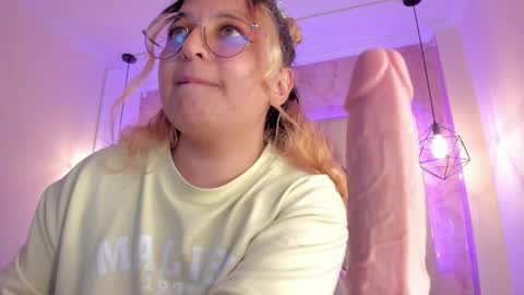 Amalia Im Back See you soon this January 7 at 10 pm Colombia time online show from 02-16-25, 06:21