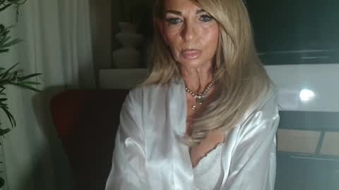 Snapshot of amanda0803 chatting on 06-11-26, 08:23 Angel or Demon online show from 06-11-26, 08:23