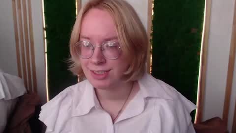 Snapshot of amanda_butlerr chatting on 06-18-26, 12:09 Hi im Amanda online show from 06-18-26, 12:09