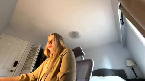 Snapshot of amandainbloom chatting on 05-17-26, 02:09 Amanda online show from 05-17-26, 02:09