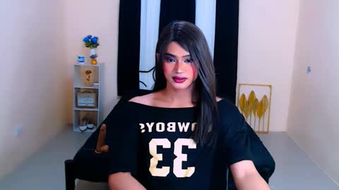 Snapshot of amandathefoxts chatting on 10-25-25, 05:40 Cassandra online show from 10-25-25, 05:40