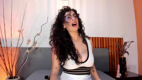 Amara Yasbel online show from 12-17-25, 06:03