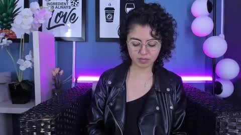Snapshot of amarettho chatting on 02-09-25, 05:22 Emily online show from 02-09-25, 05:22