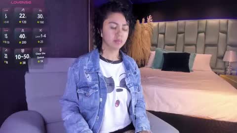 Snapshot of amarettho chatting on 03-09-25, 11:25 Emily online show from 03-09-25, 11:25