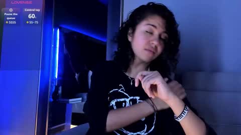 Snapshot of amarettho chatting on 10-11-25, 01:31 Emily online show from 10-11-25, 01:31