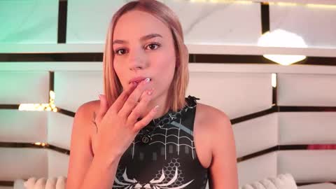 Snapshot of ambar_rosse25 chatting on 12-04-25, 11:41 Julieta online show from 12-04-25, 11:41