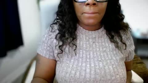 Snapshot of ambarose88 chatting on 10-27-25, 03:27 Amoya online show from 10-27-25, 03:27