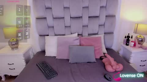 amber  ferrera online show from 04-15-26, 07:43