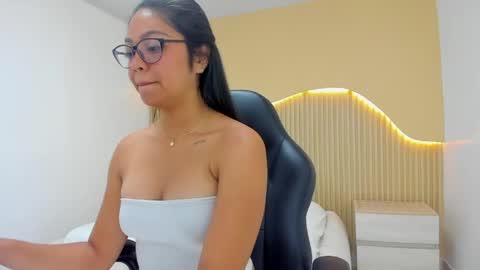 Snapshot of amber_pearson1 chatting on 04-14-26, 02:01 AMBER PEARSON online show from 04-14-26, 02:01